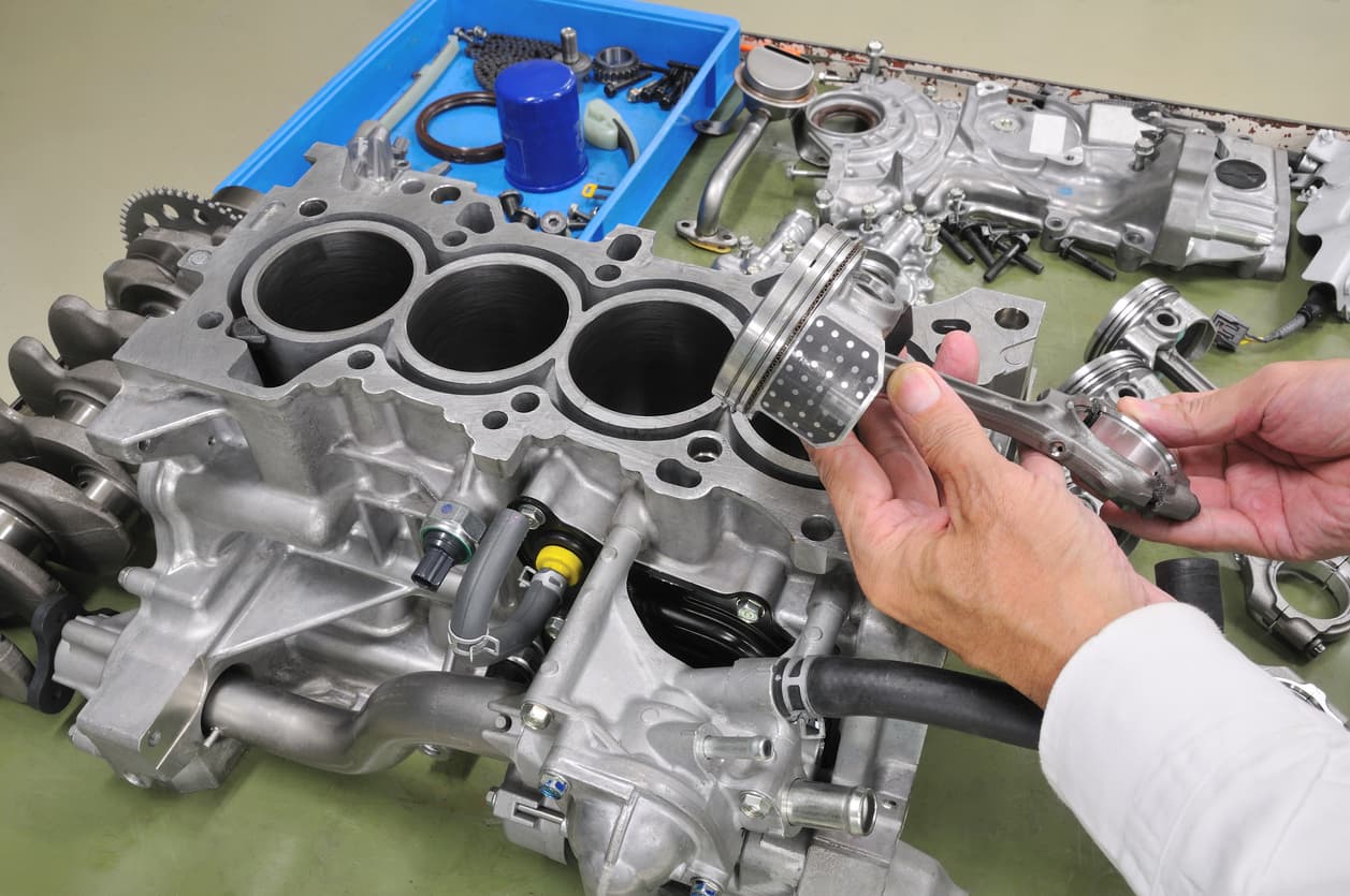 Mechaniker setzt einen überholten Motor zusammen