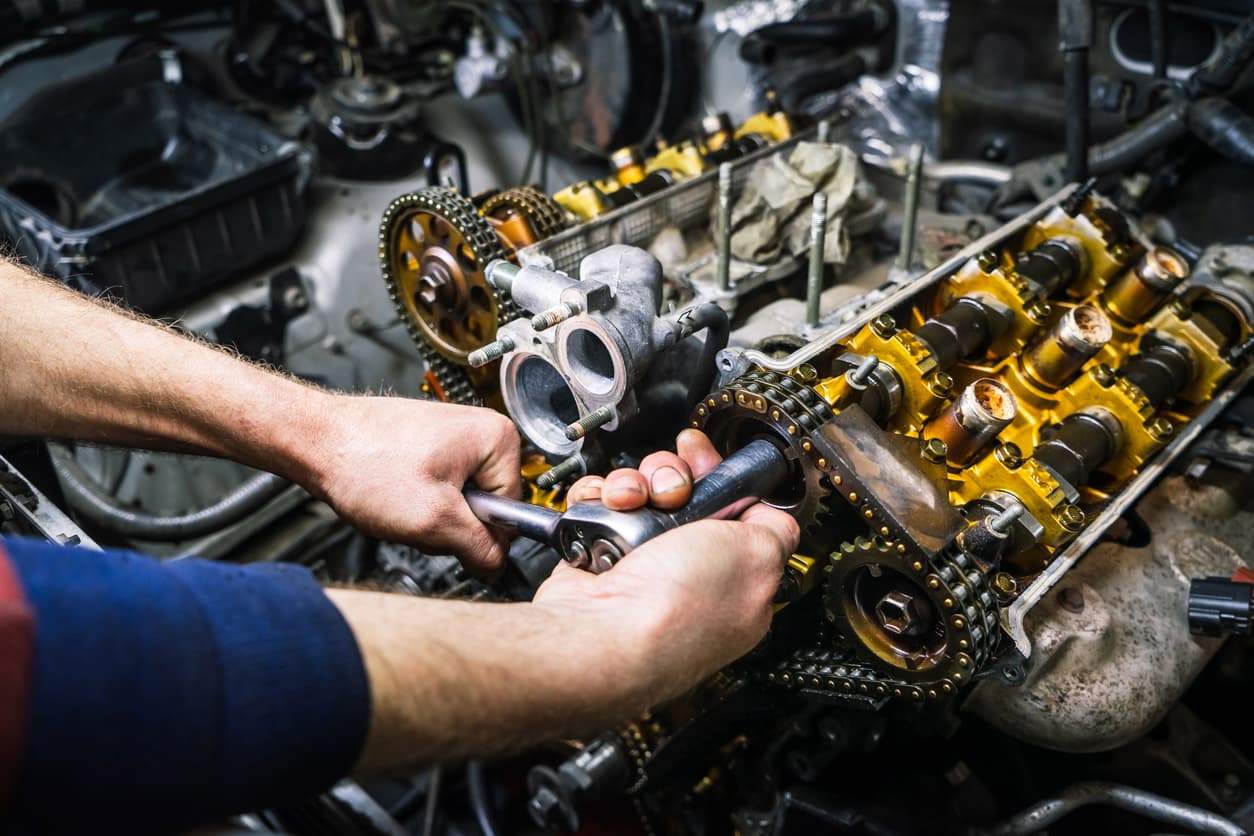 Mechaniker bei der Grundinstandsetzung eines ausgebauten Motors