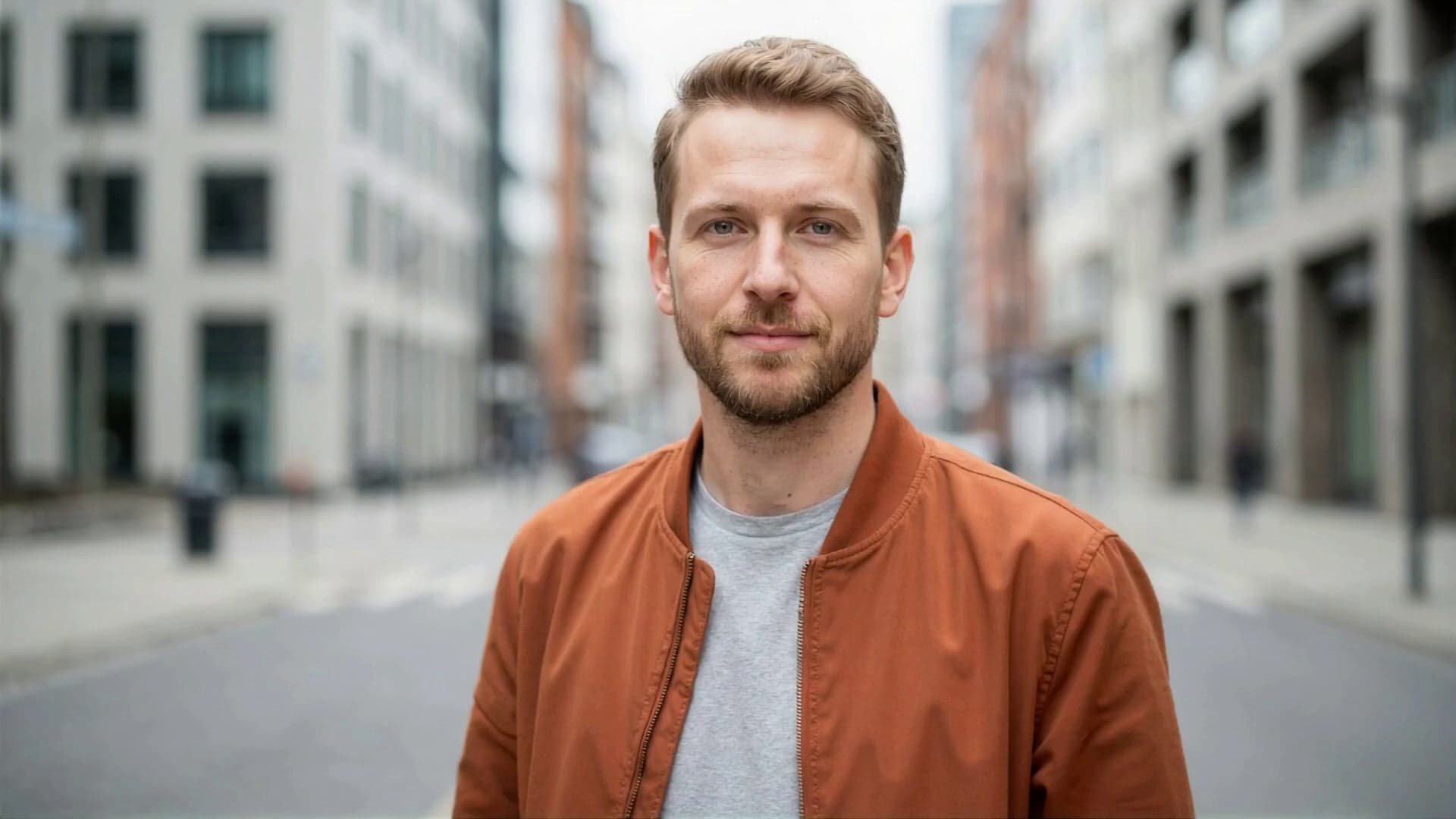 Vorschaubild des Erklärvideos: Moderator vor Stadtkulisse