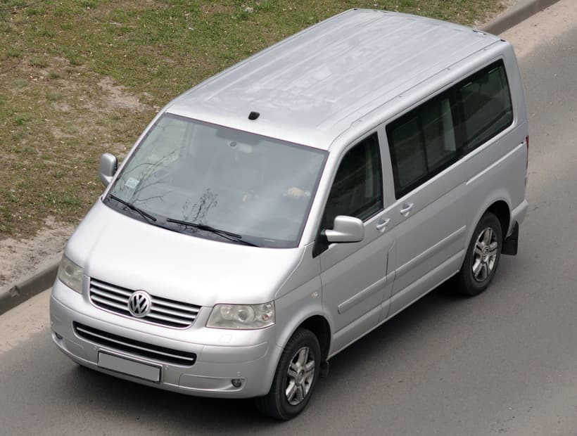Silberner VW T5 Bus mit CFCA-Motor