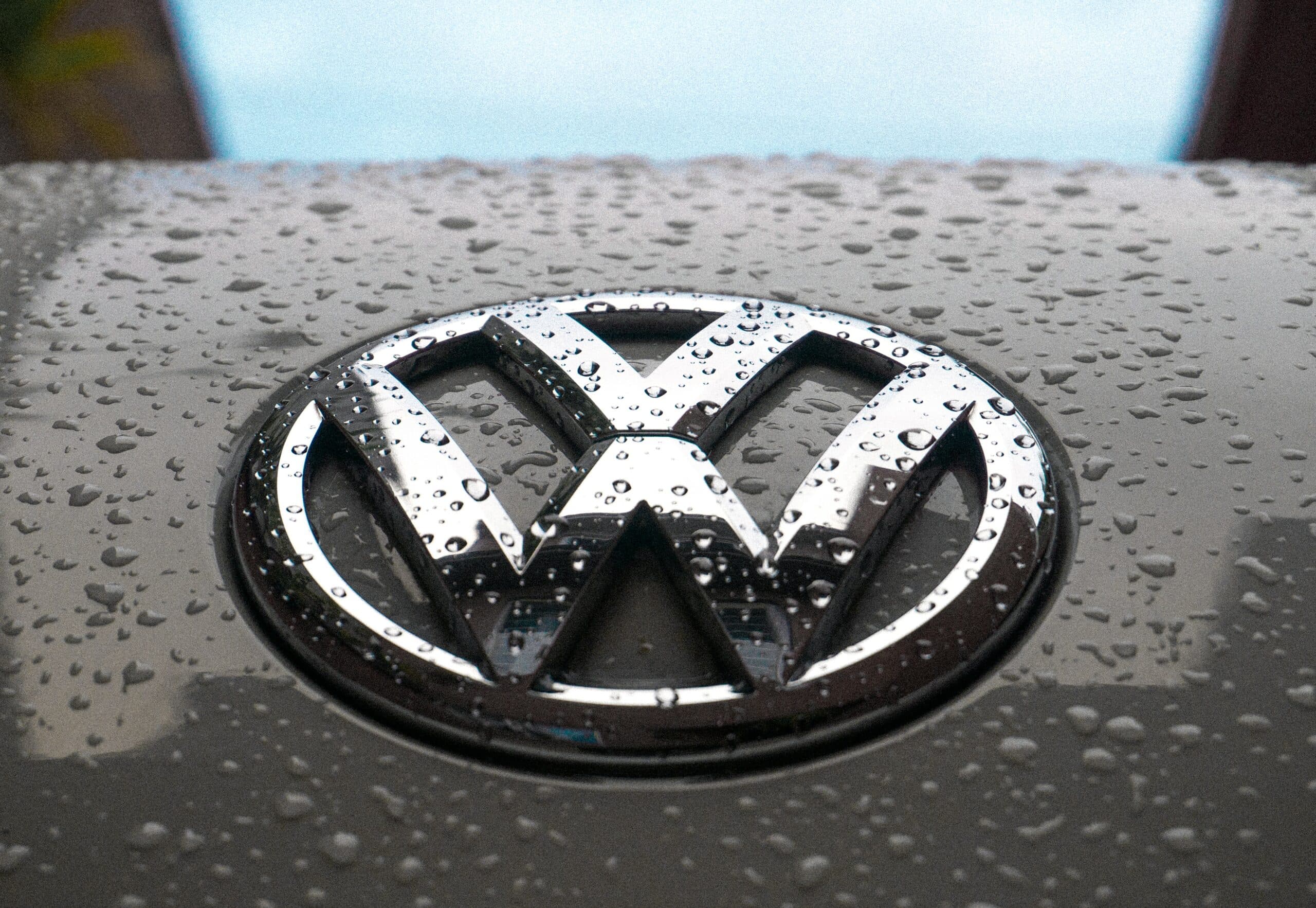 VW-Logo an einem Fahrzeug