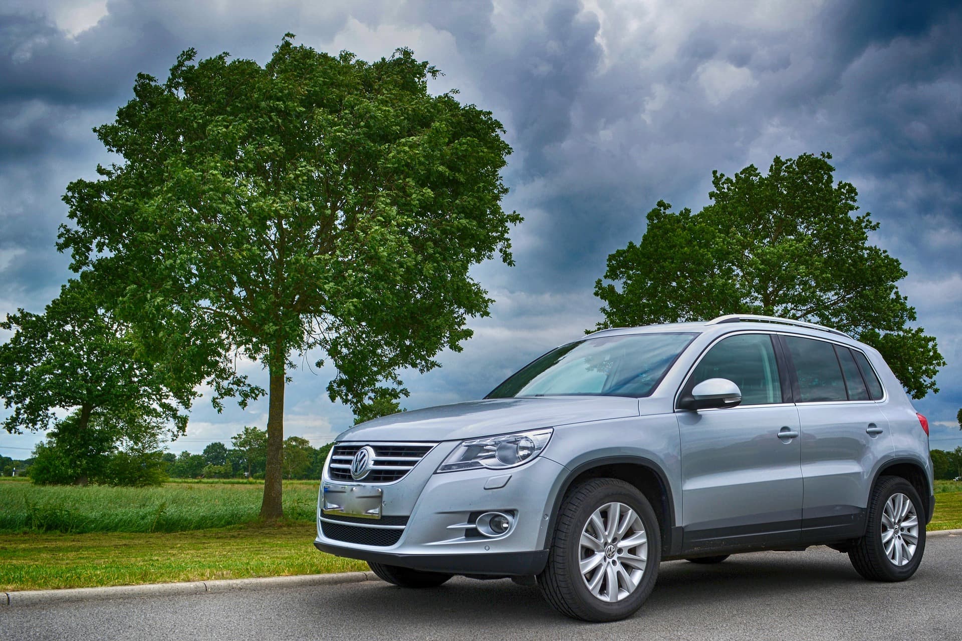 VW Tiguan der ersten Generation (5N) am Straßenrand