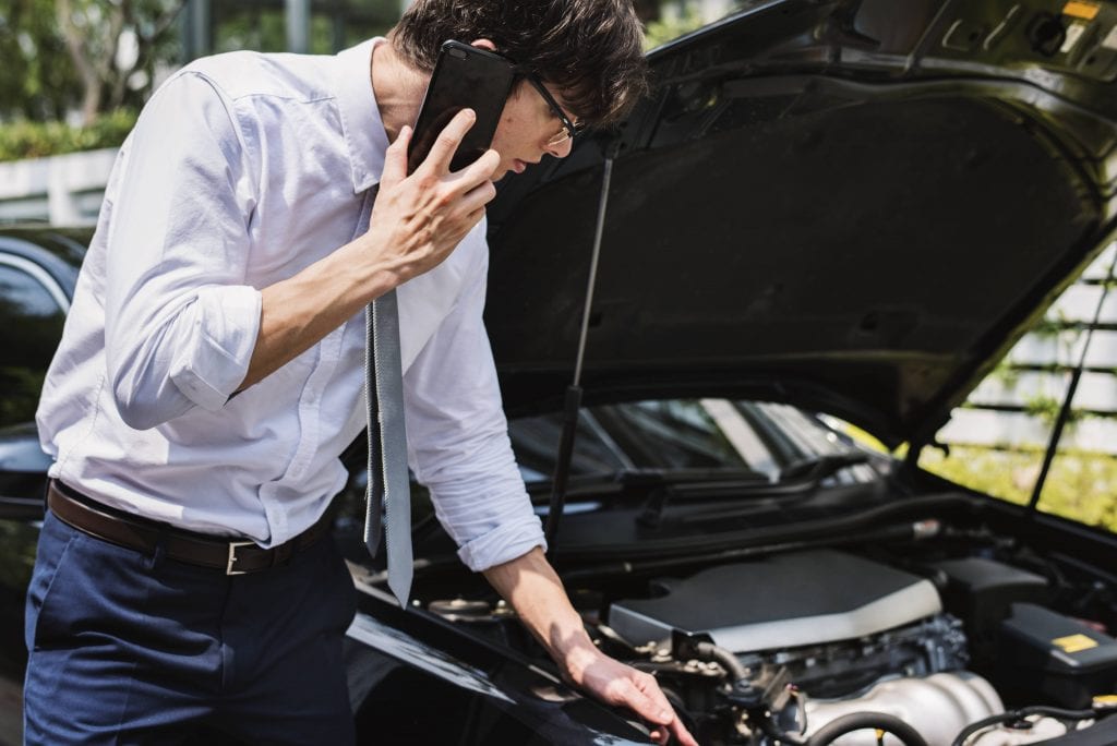 Motorschaden, Mann ruft eine Werkstatt an