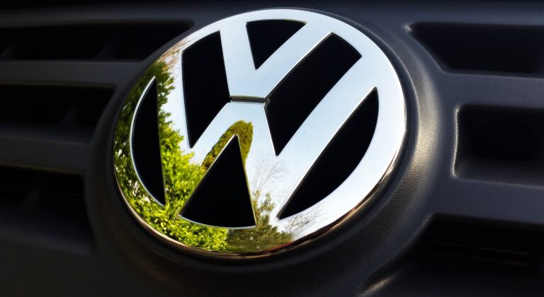 VW Symbol auf Kühler