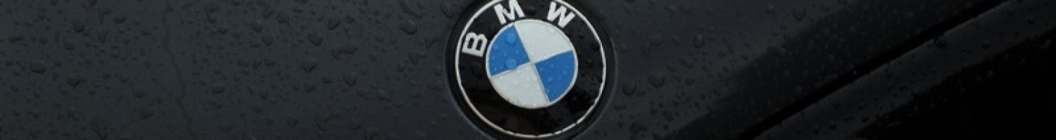 BMW Logo auf schwarzer Motorhaube