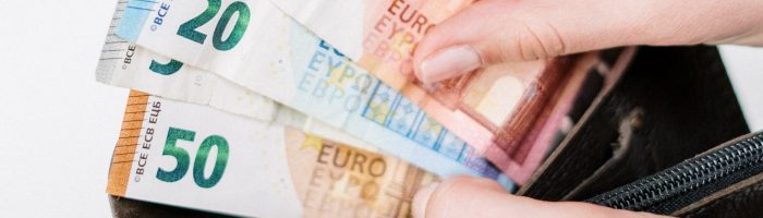 pexels-cottonbro-3943745-zugeschnitten Geld in der Brieftasche