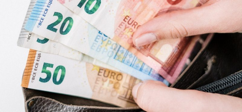 pexels-cottonbro-3943745-zugeschnitten Geld in der Brieftasche